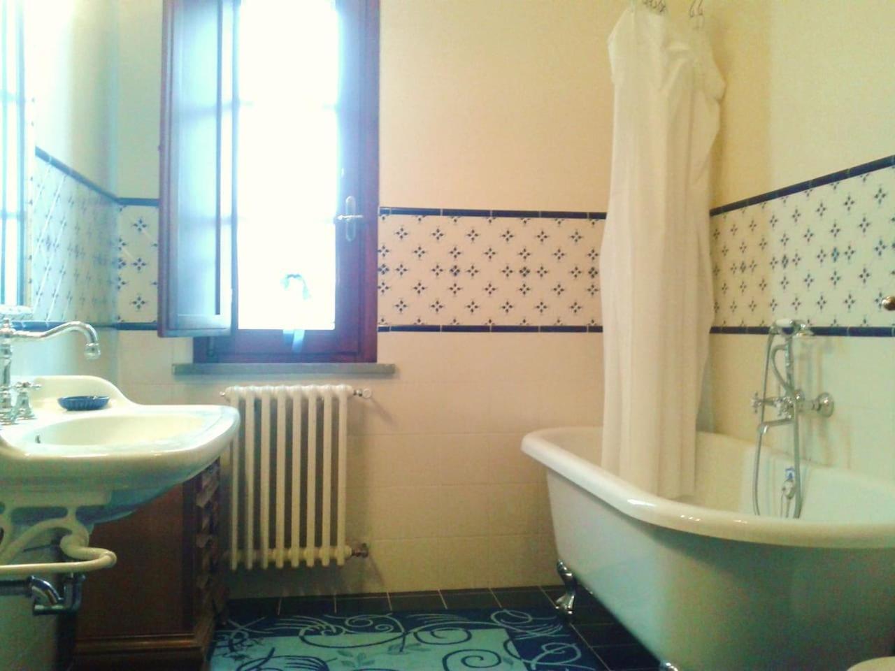 Villa In Campagna Costa Al Bagno 蒙托伯里茵瓦亚 外观 照片